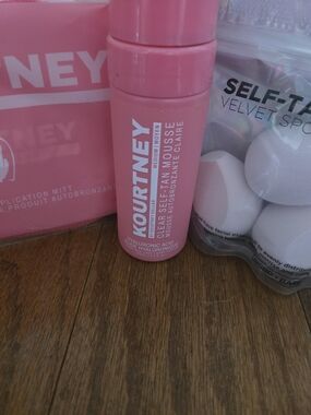 Kourtney Kellar Self-Tan Mousse, Mitt, And Application Sponges